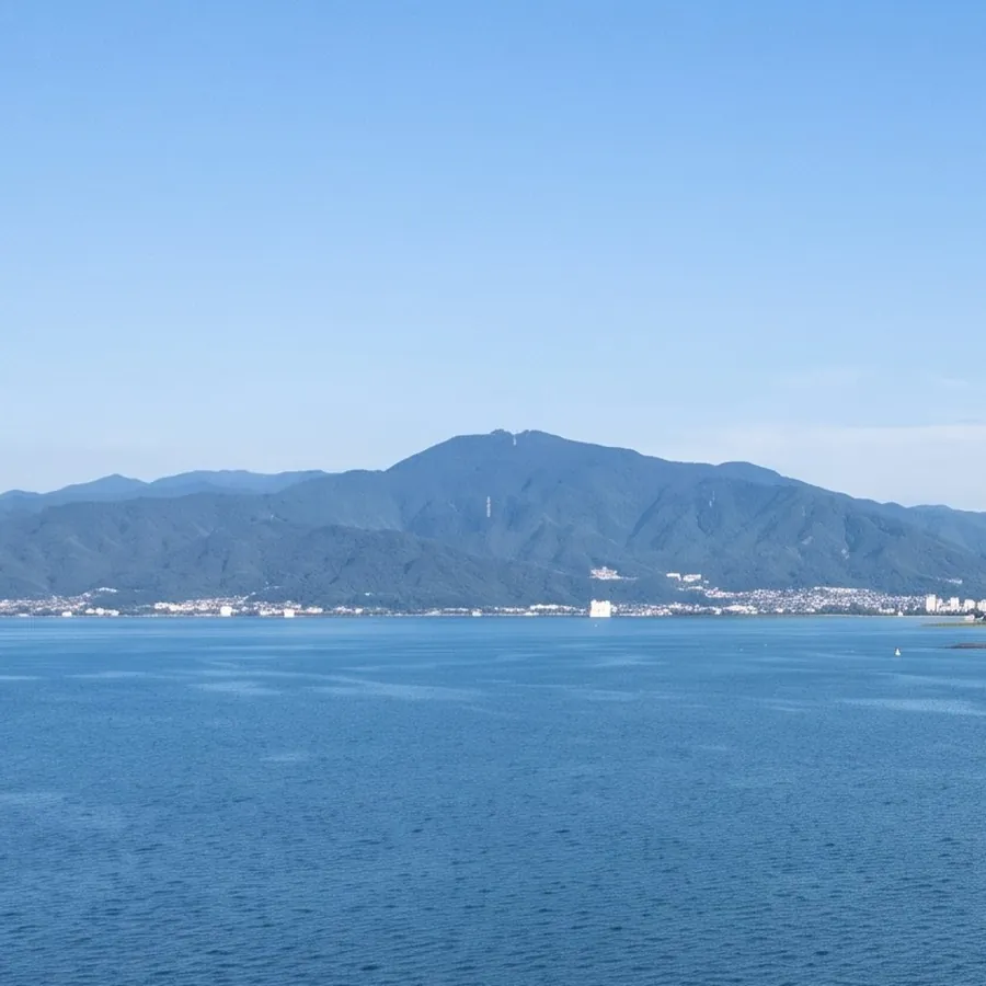 琵琶湖と山並み